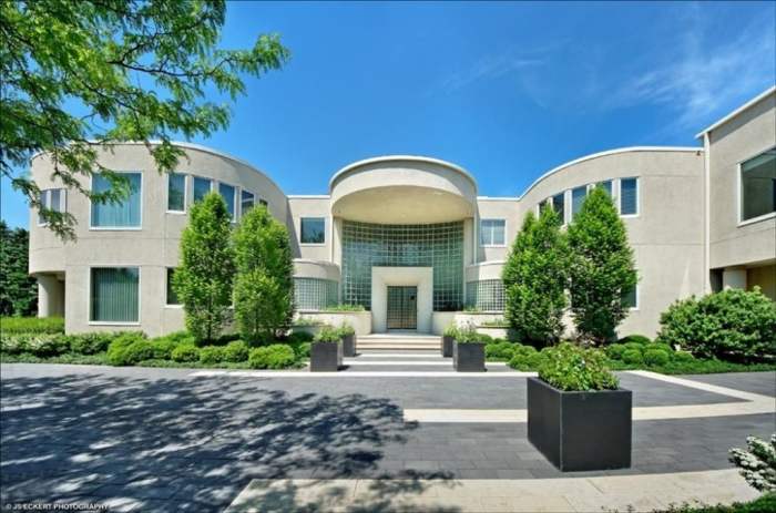 What does pending sale of Michael Jordan's Highland Park, Illinois