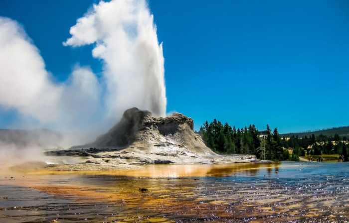 Dunia hari ini semburan di yellowstone turis tunggang langgang selamatkan diri